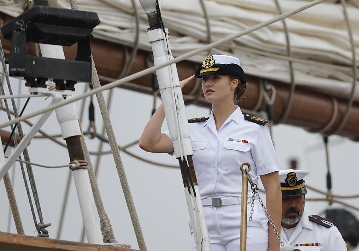 La princesa Leonor, este domingo, a bordo de Elcano, atracando en Marín