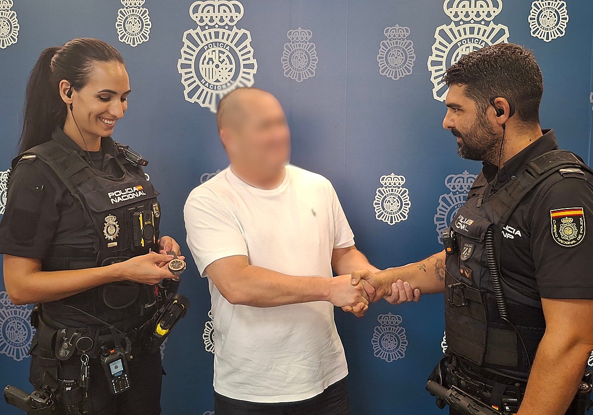 Imagen de agentes de la Policía Nacional devolviendo a su dueño uno de los relojes robados