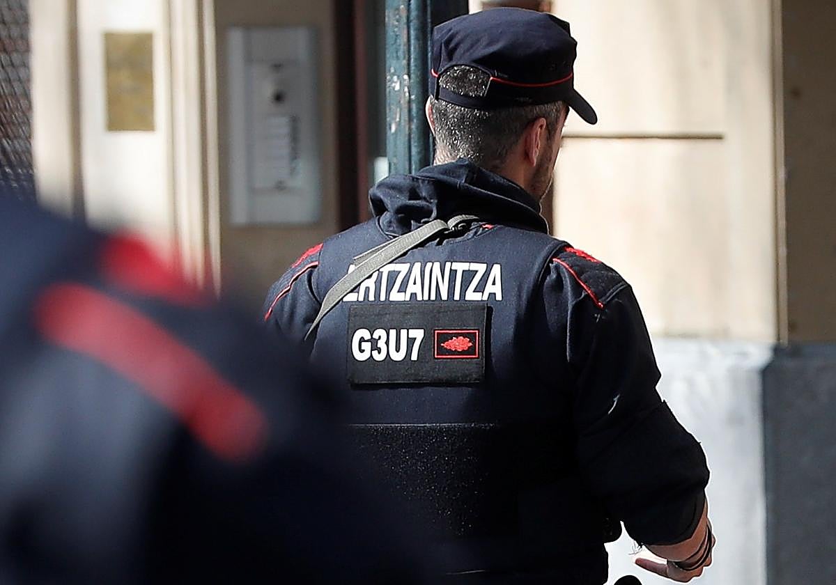 Un agente de la Ertzaintza