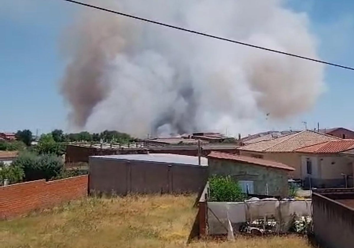 El incendio se encuentra a escasos dos kilómetros de Gamonal, Toledo