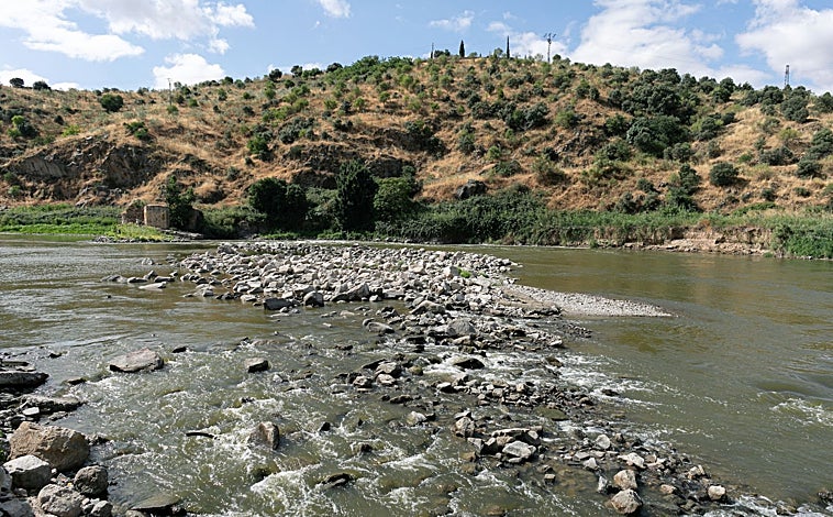 Imagen principal - El bajo caudal del río deja ver este fin de semana una gran acumulación de residuos 