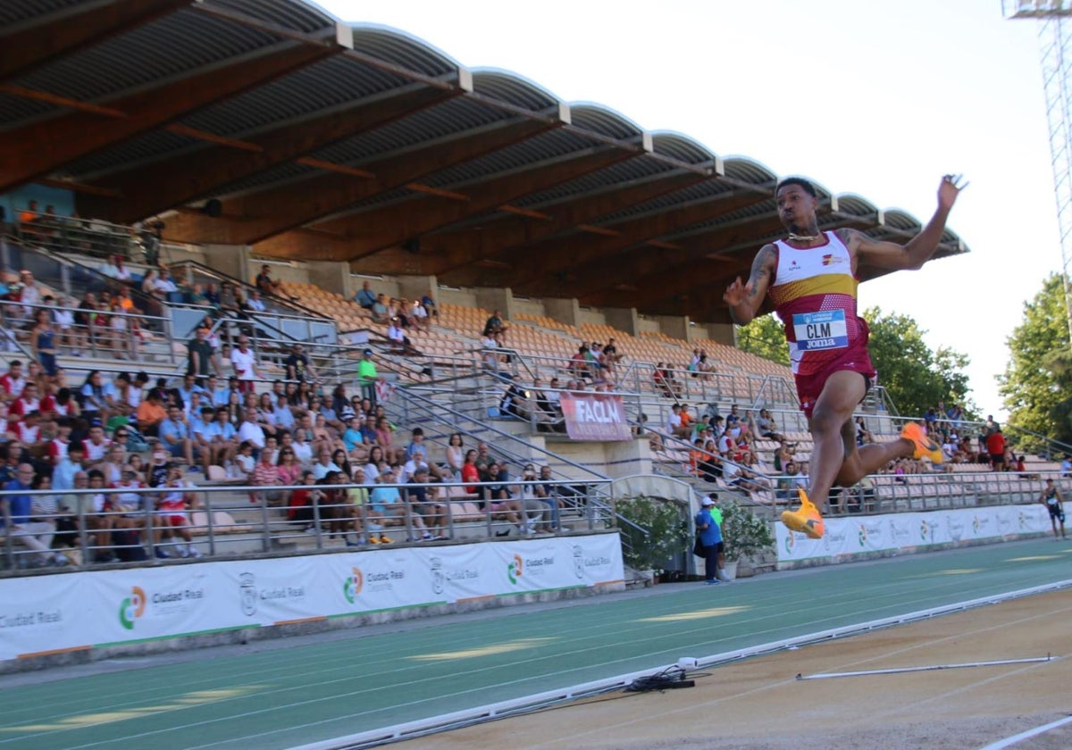 Juan Miguel Echevarría se alza con el primer puesto en salto de longitud