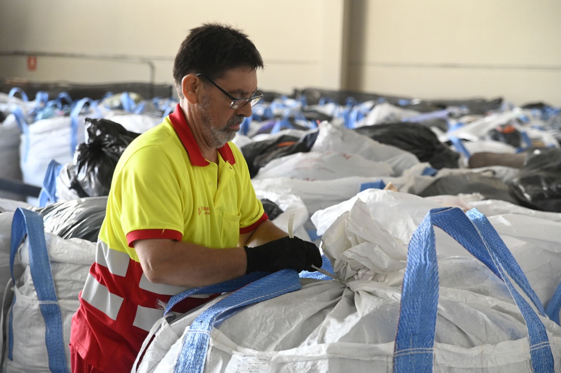 Así recoge la ropa usada Cáritas en Córdoba, en imágenes