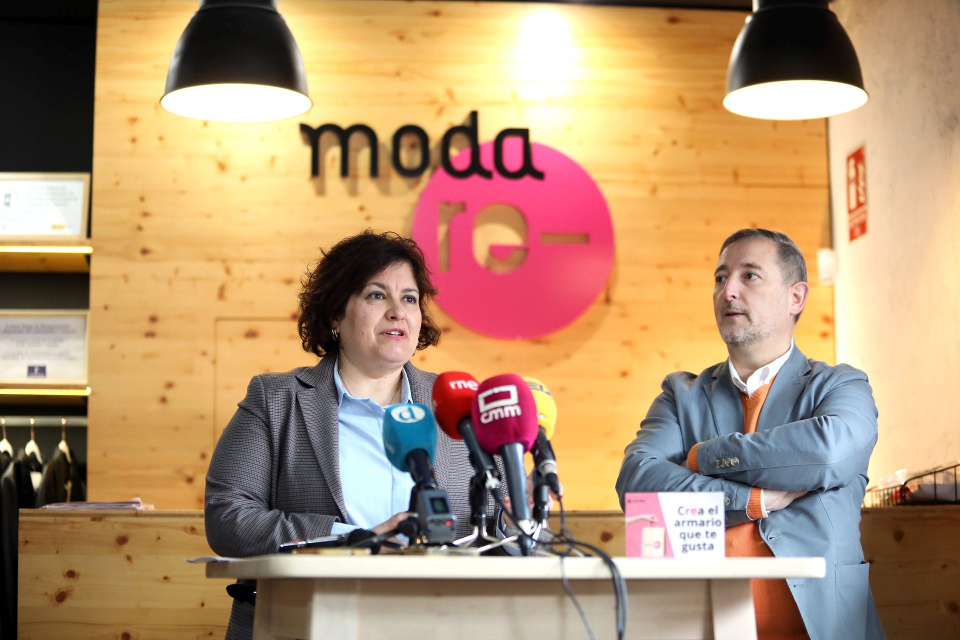 Así recoge la ropa usada Cáritas en Córdoba, en imágenes