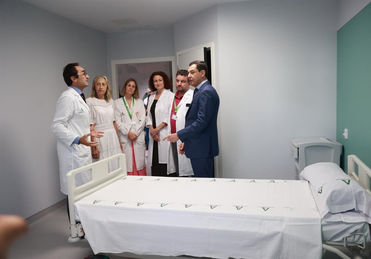 Juanma Moreno visita el hospital Virgen del Rocío.