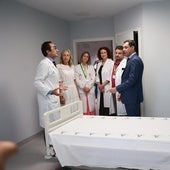 Juanma Moreno visita el hospital Virgen del Rocío.