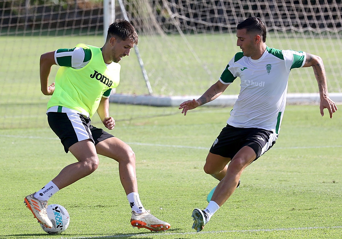 Mati Barboza regateando a Sergi Guardiola en una sesión de pretemporada