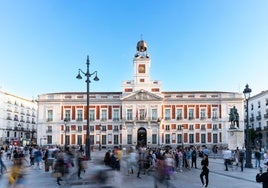 Una lona cubrirá varios meses la Real Casa de Correos mientras se somete a una restauración