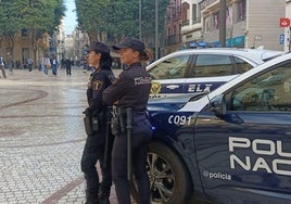 Inmovilizan con un taser a un hombre tras amenazar a policías con un destornillador en Elche