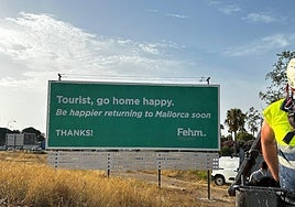 «Mallorca da la bienvenida al turista»: los hoteleros lanzan una campaña positiva frente al vandalismo