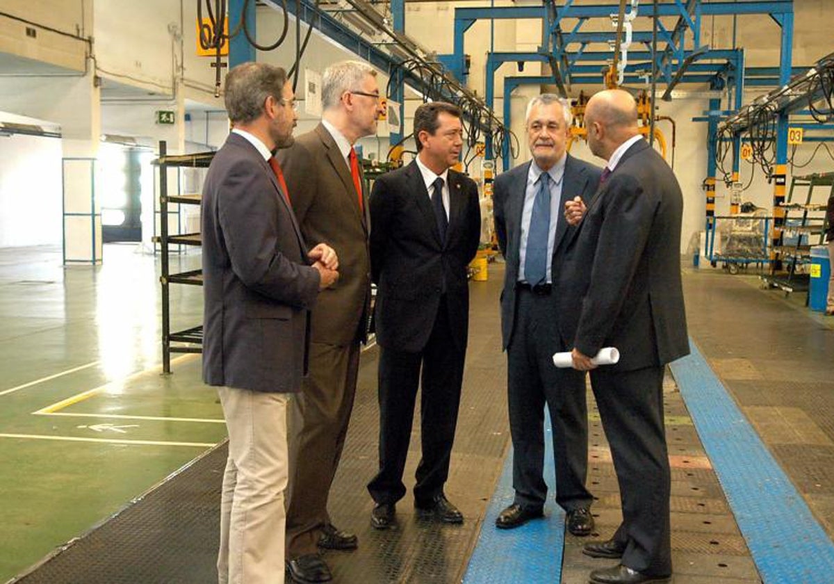 José Antonio Griñán (segundo por la derecha), entonces presidente de la Junta, acompañado por el consejero Antonio Ávila y otras autoridades en una visita a Linares en 2011