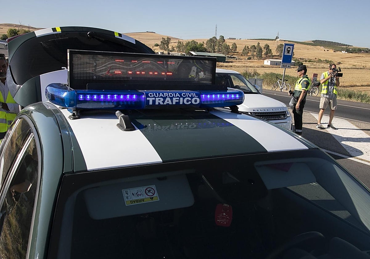 Agentes de la Guardia Civil en un control de tráfico en la provincia de Córdoba