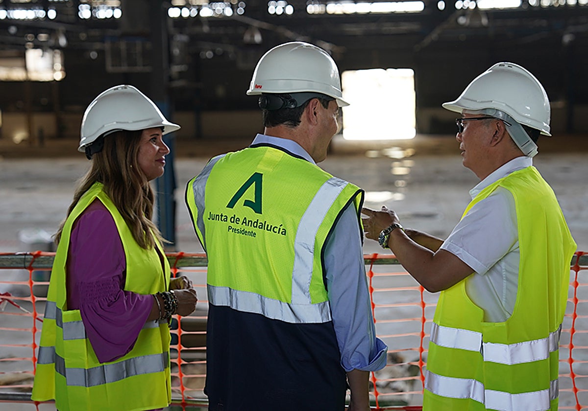 El presidente de la Junta, Juanma Moreno, en una reciente visita en Linares