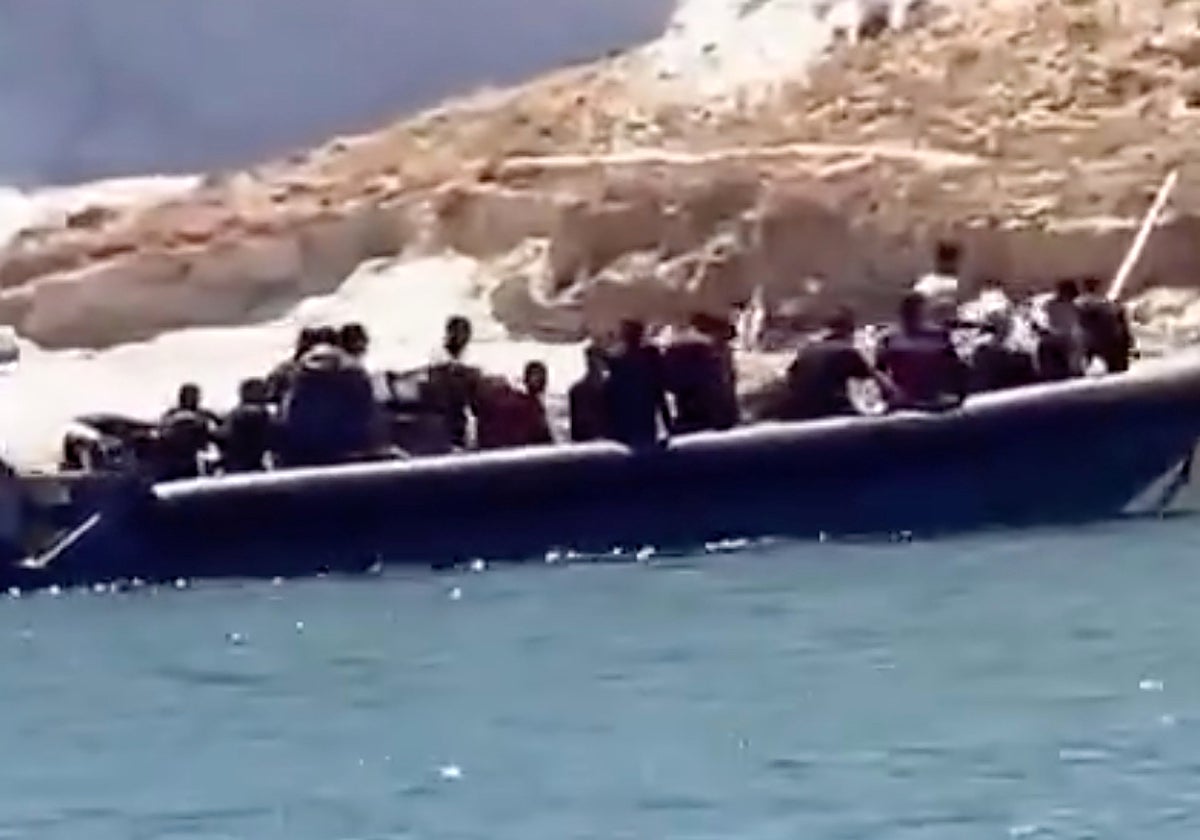 Llegada de los inmigrantes en la narcolancha a la playa de Los Genoveses
