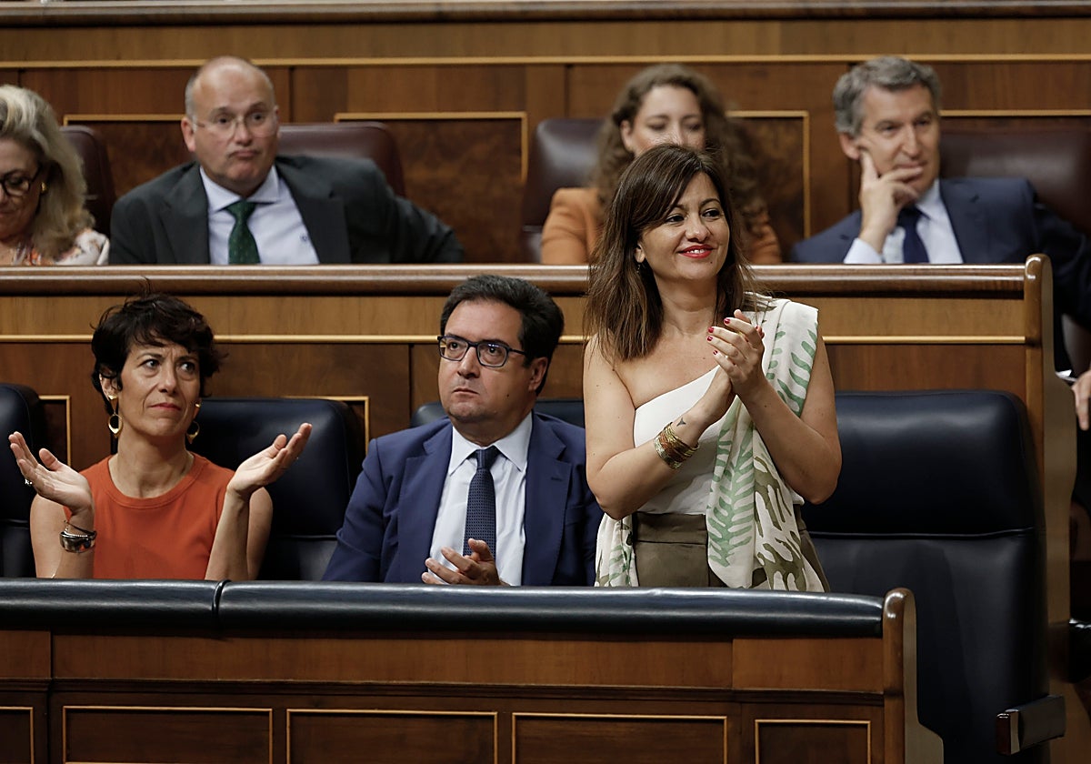 Saiz, ministra de Migraciones, y Sira Regop, de pie, titular de Infancia, en el último Pleno en el Congreso de los Diputados