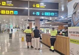 El fuerte terremoto en Almería provoca el desplome del techo de la cafetería del aeropuerto
