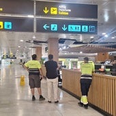 Parte del falso techo de la cafetería del aeropuerto de Almería ha colapsado por el terremoto