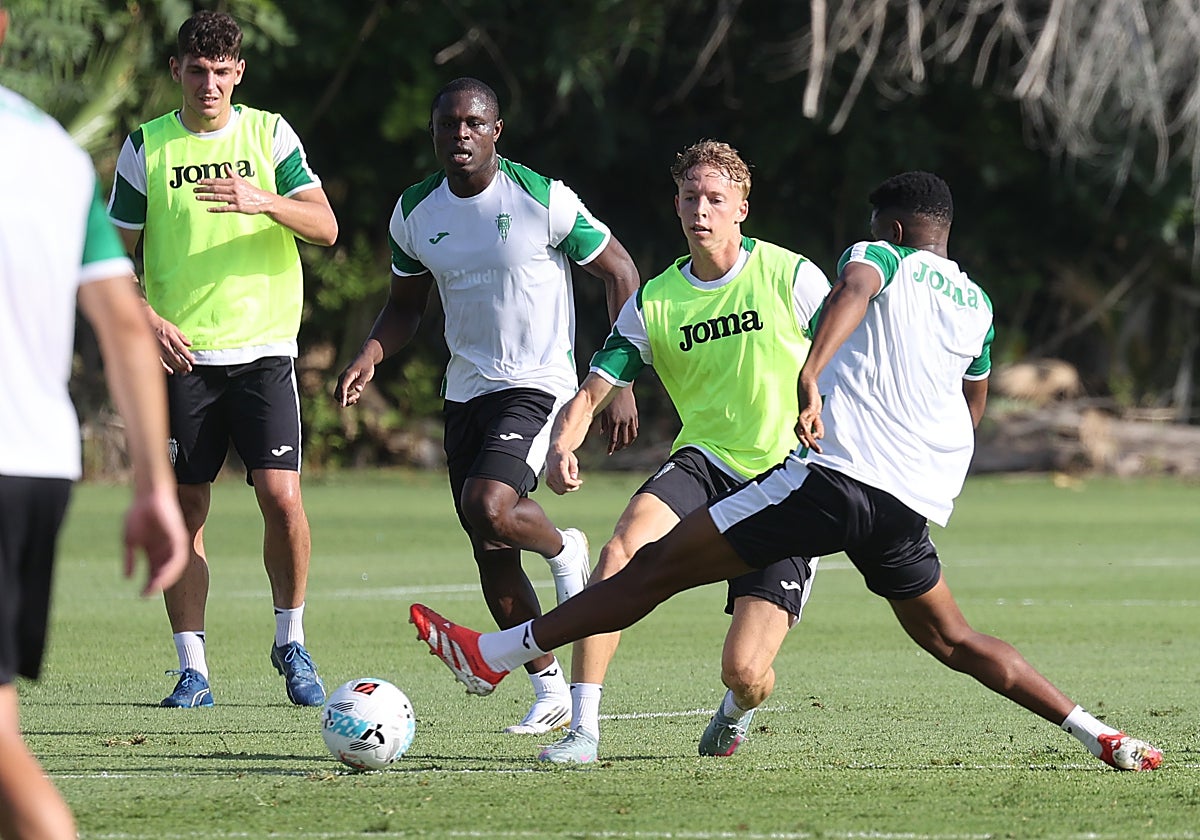 Varios jugadores del primer equipo en una sesión de entrenamiento
