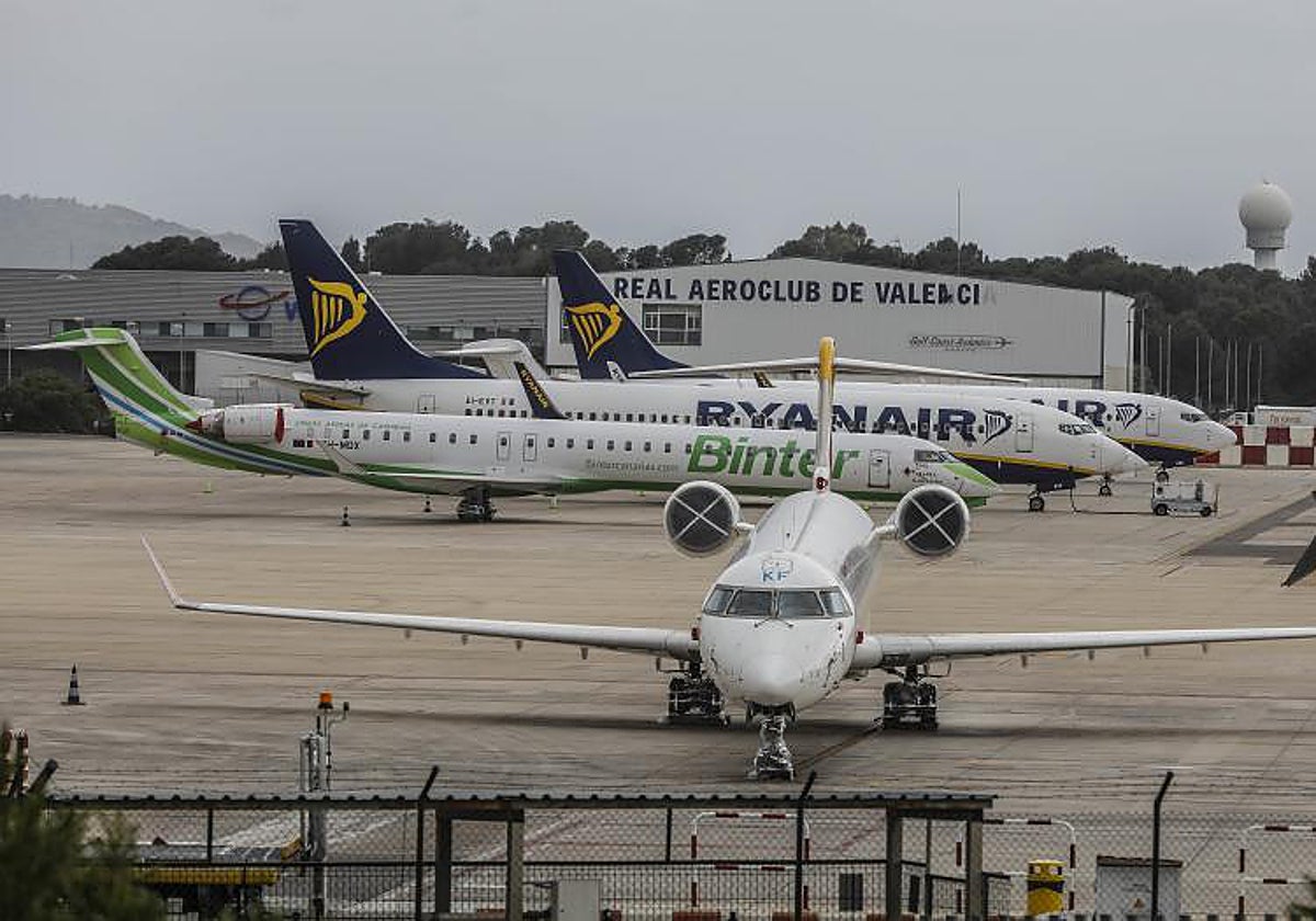 Imagen de archivo de aviones en el aeropuerto de Manises, en Valencia