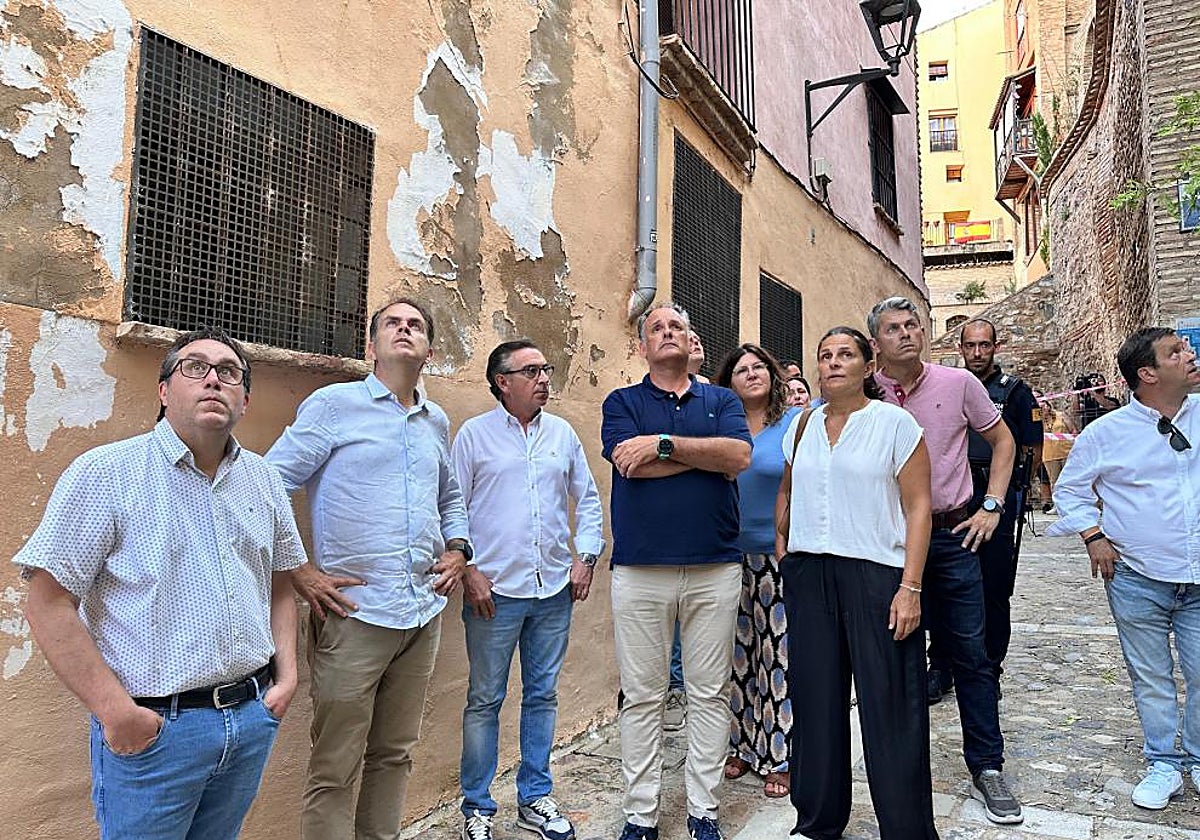 Visita del consejero Bermúdez de Castro (segundo por la izquierda) a Tarazona con su alcalde Tono Jaray, cuarto por la izquierda, con camisa azul