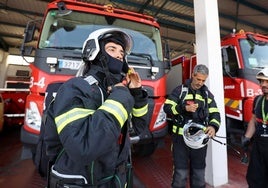 Dos mayores afectados por inhalación de humo en el incendio de su casa en Córdoba que ha quedado calcinada
