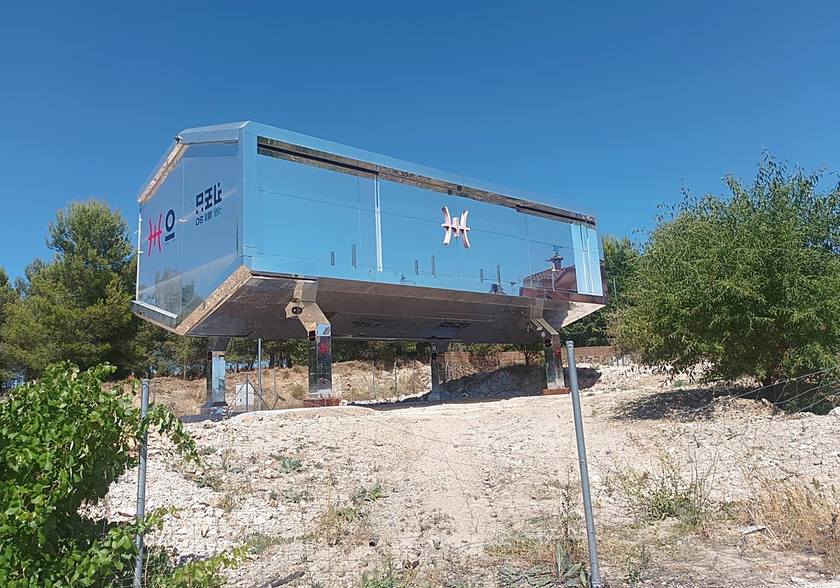 Sostenida por cuatro pilares, lleva varias semanas instalada en un solar de Cobisa