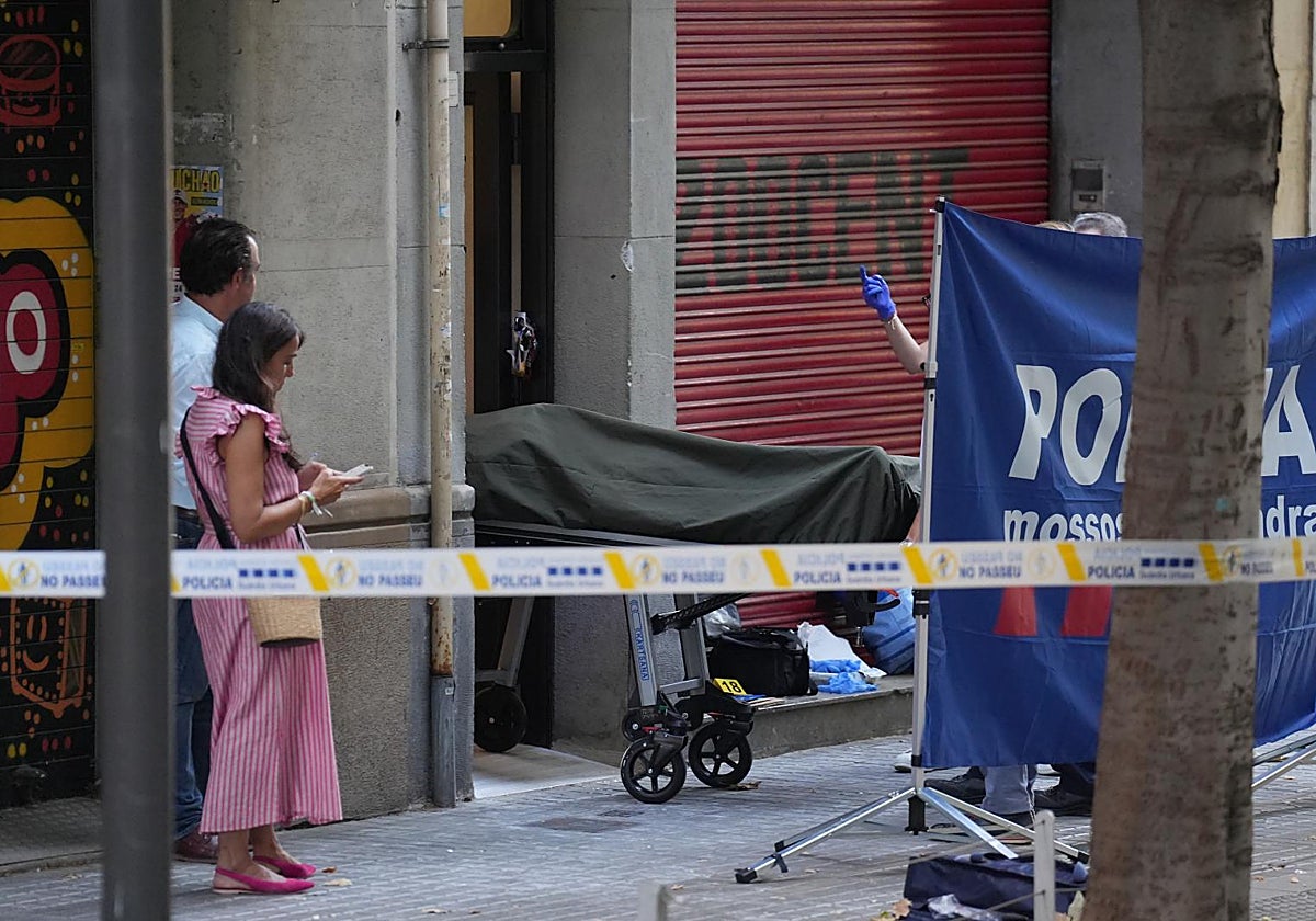 Los servicios funerarios se llevan el cadáver de la víctima, del portal de Consell de Cent