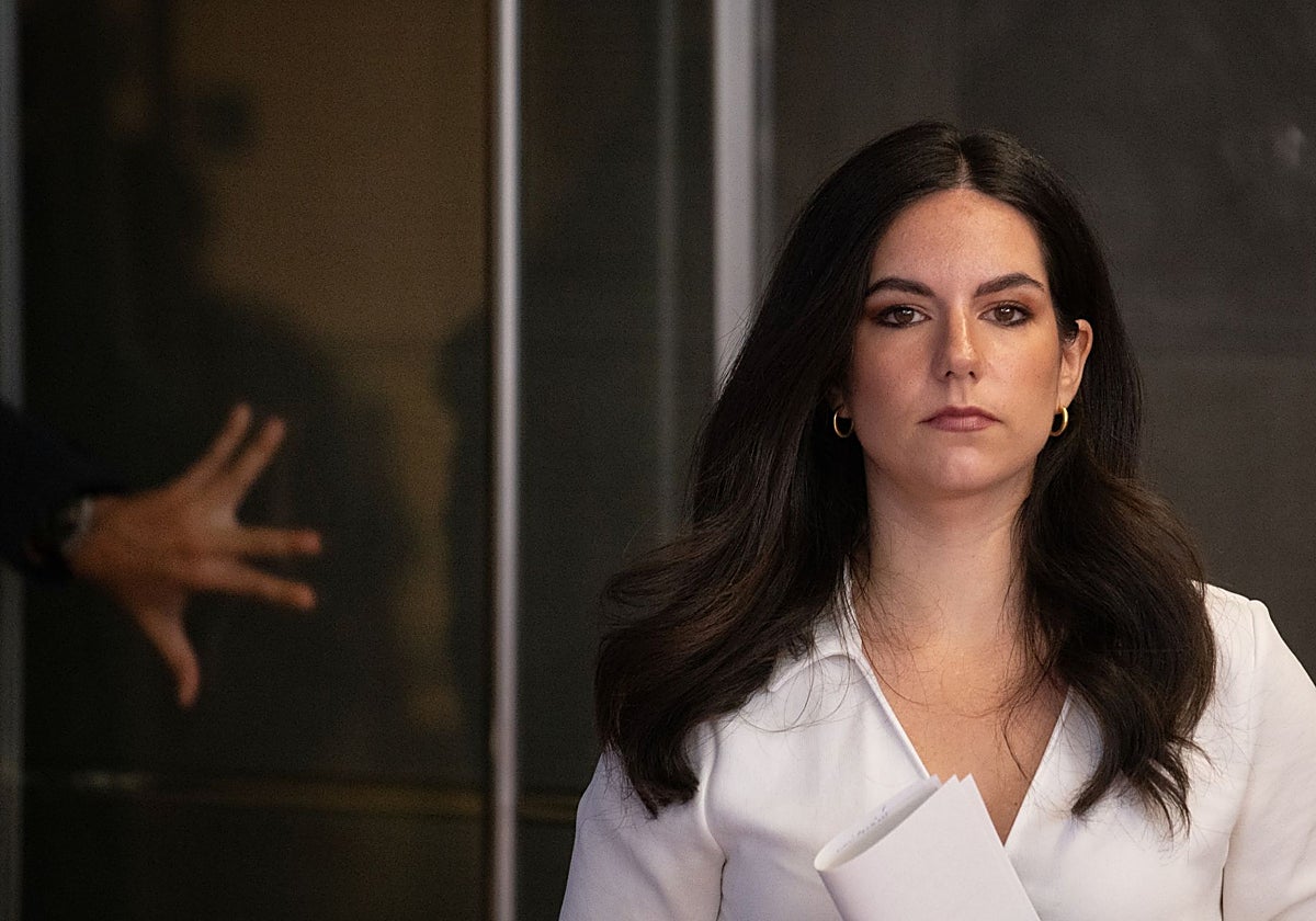 La portavoz del Grupo Parlamentario Vox en el Congreso, Pepa Millán, a su llegada a la sala de prensa