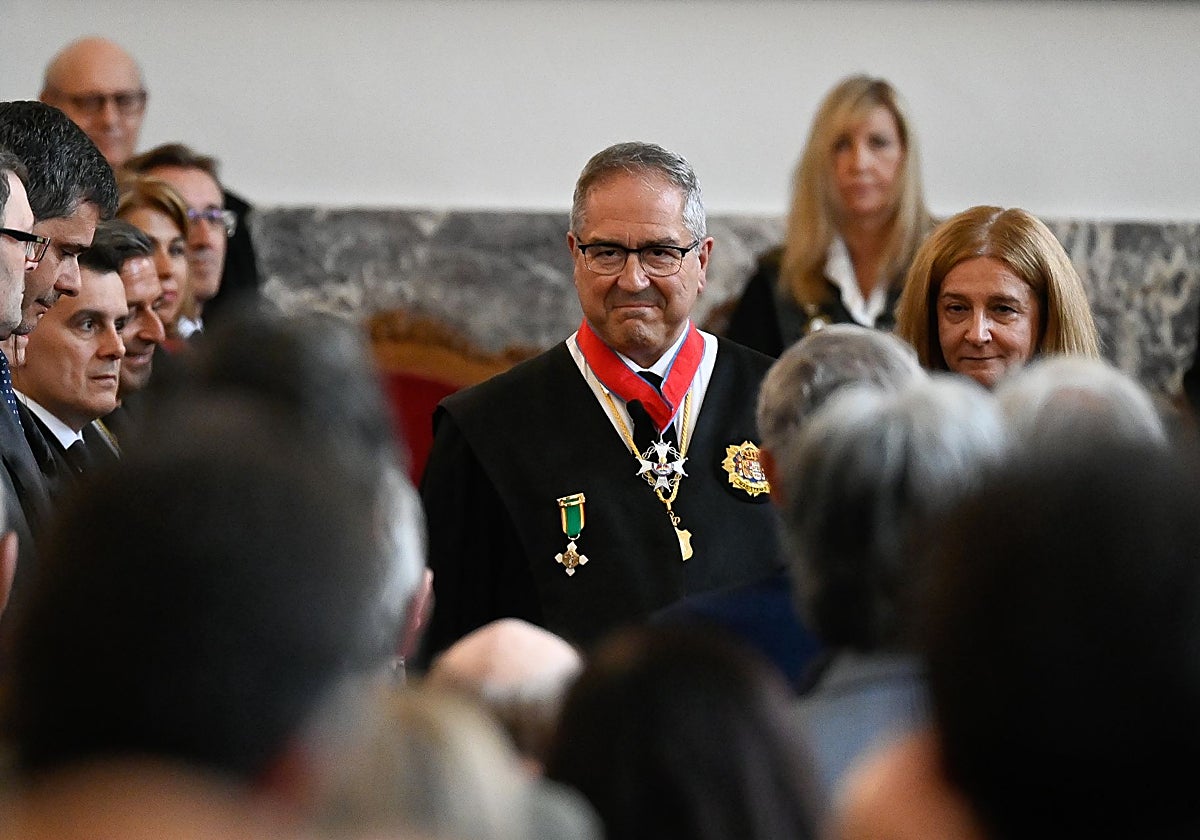 Ignacio Picatoste, arropado por sus compañeros, durante la toma de posesión este martes
