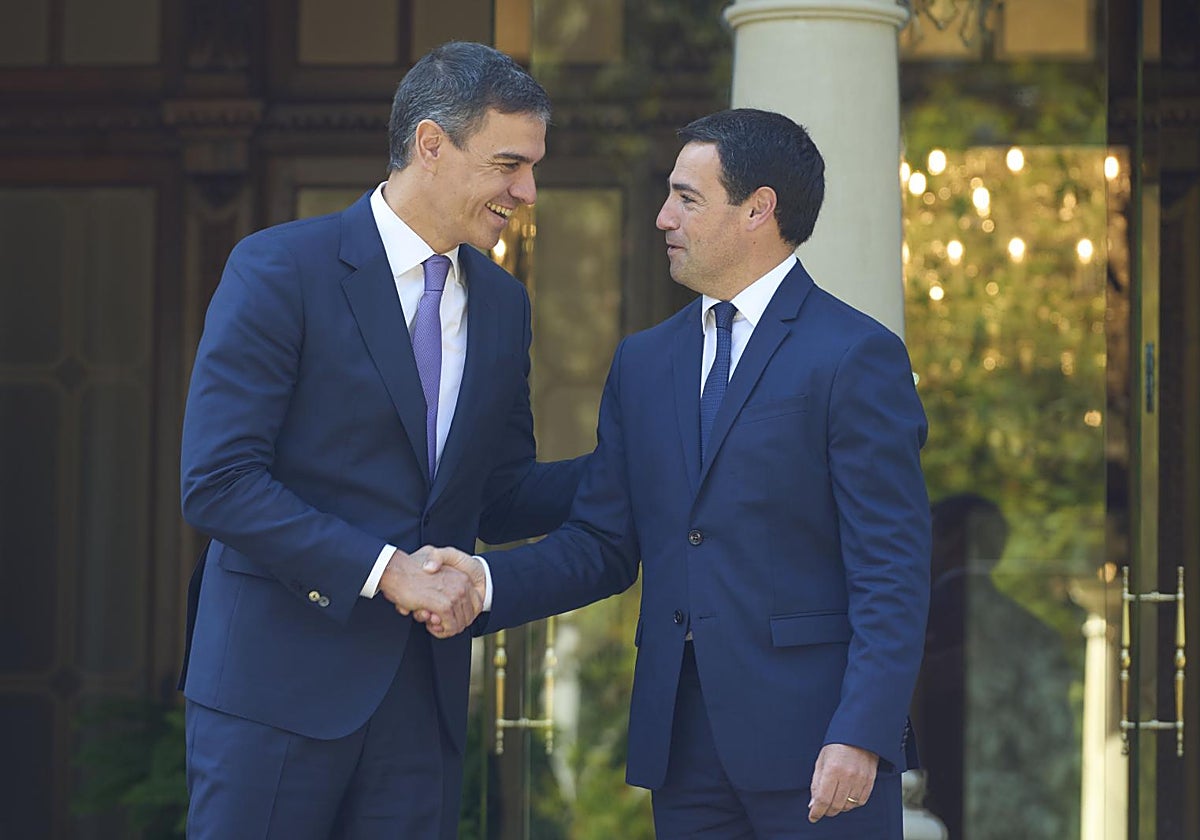 Pedro Sánchez e Imanol Pradales durante un encuentro en Vitoria en julio del año pasado