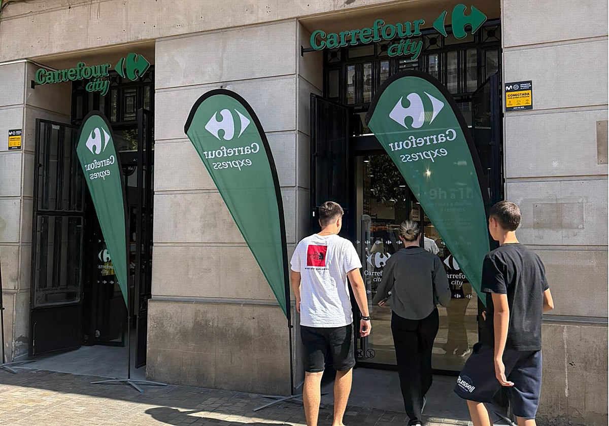 Turistas entrando al Carrefour City de la Plaza de la Constitución del centro Málaga