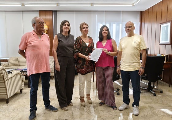 Responsables de UGT y CC.OO. entregan un escrito contra la siniestralidad a la subdelegada Ana López