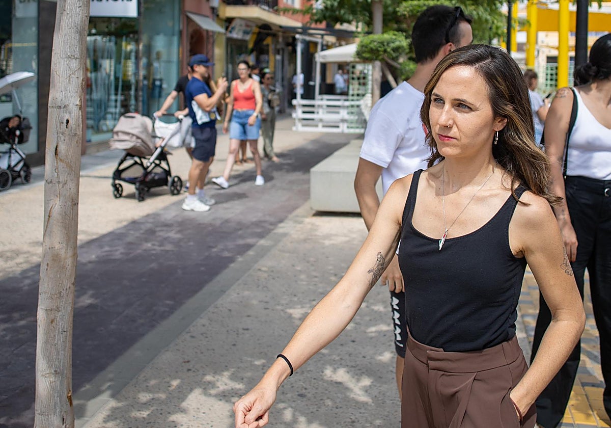Ione Belarra acompañada de otros compañeros de Podemos visita Torre Pacheco