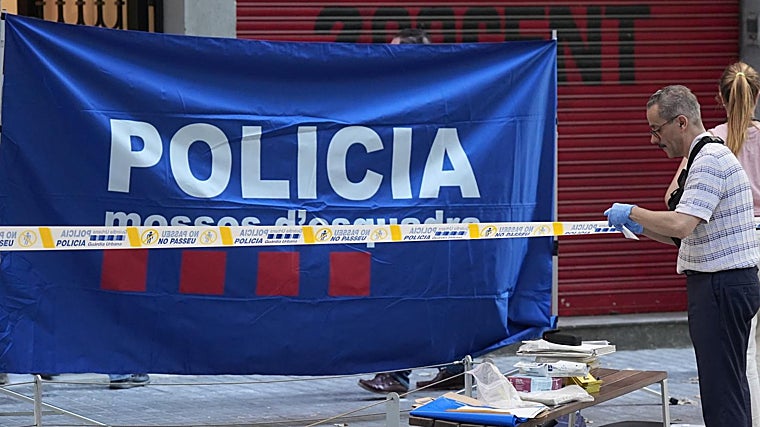 Cordón policial ante el portal del 200 de Consell de Cent, tras la ejecución, este martes