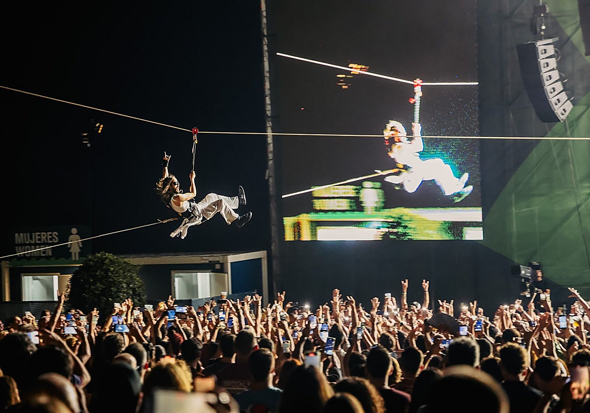 El vocalista de Thirty Seconds to Mars, Jared Leto, sobrevolando a los fans para llegar al escenario en tirolina