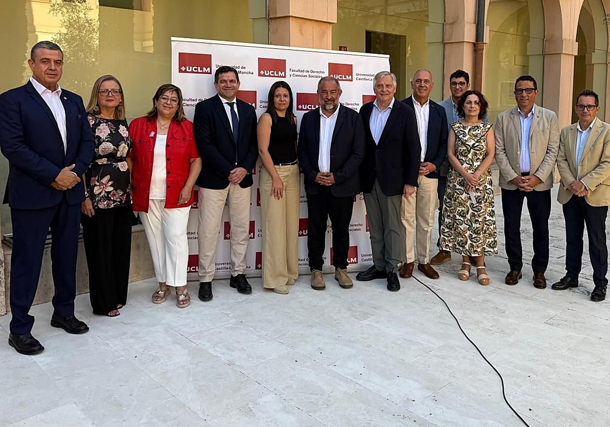 La Consejería de Bienestar Social, Bárbara Torrijano junto a miembros de la UCLM