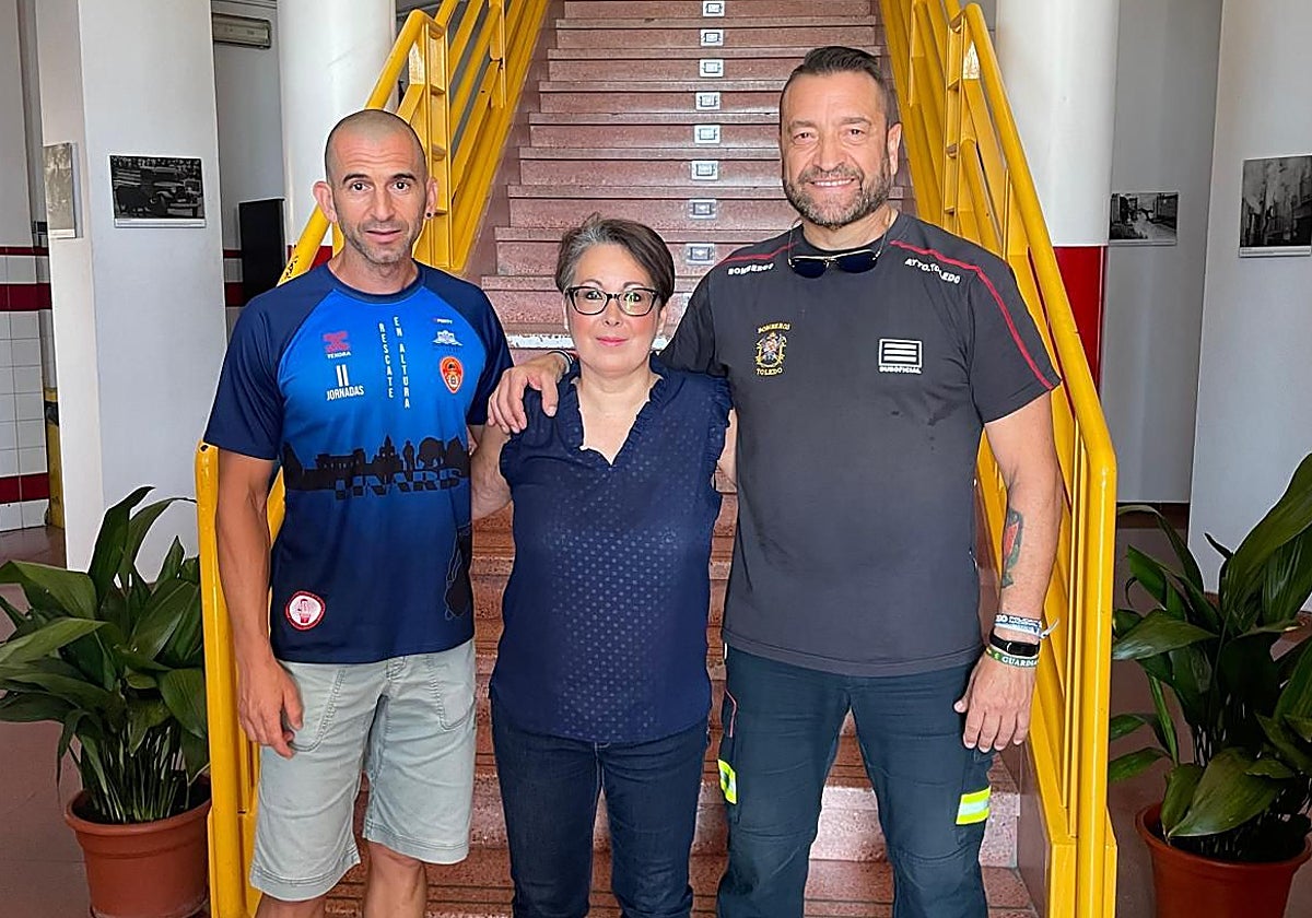 En el centro, Inés, la mujer rescatada por el suboficial de Bomberos de Toledo Fran Martín (d)