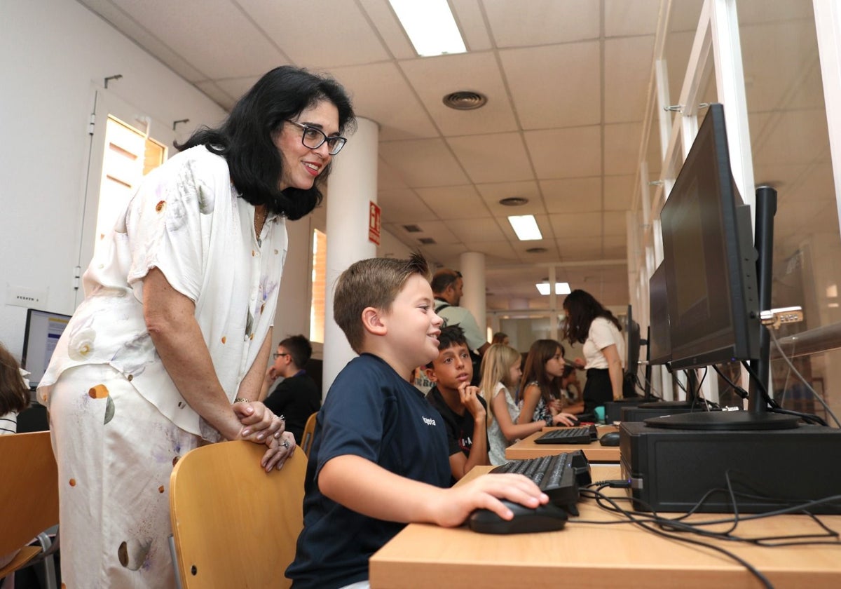 La concejala de Asuntos Sociales, Inclusión, Familia y Mayores, Marisol Illescas en la inaguración del campamento digital