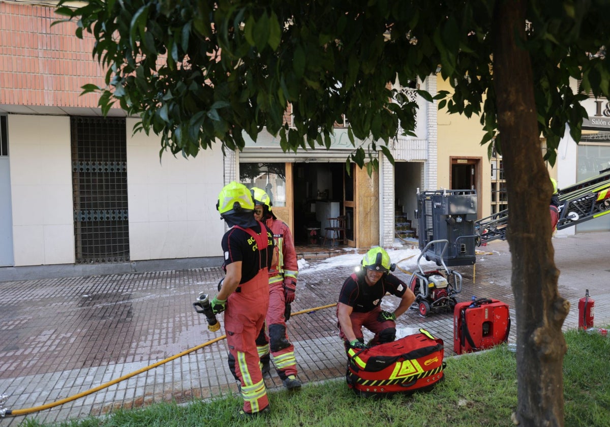Efectivos del SEIS durante las labores de extinción del incendio en la calle doctor González Amigo