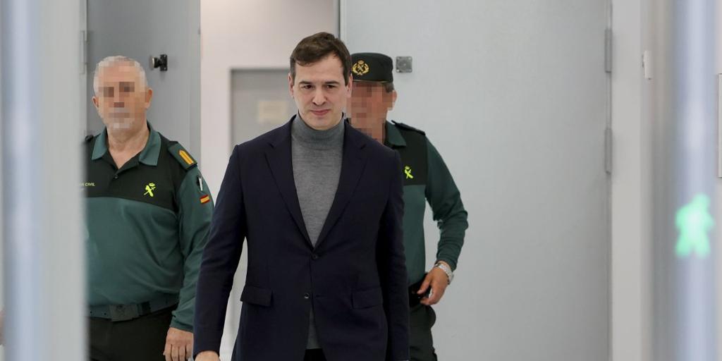 La acusación popular en el caso del hermano de Sánchez pide que se le retire el pasaporte para evitar que viaje a Japón