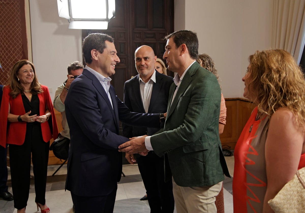 El presidente andaluz, Juanma Moreno, tras la firma del acuerdo con los sindicatos de Educación