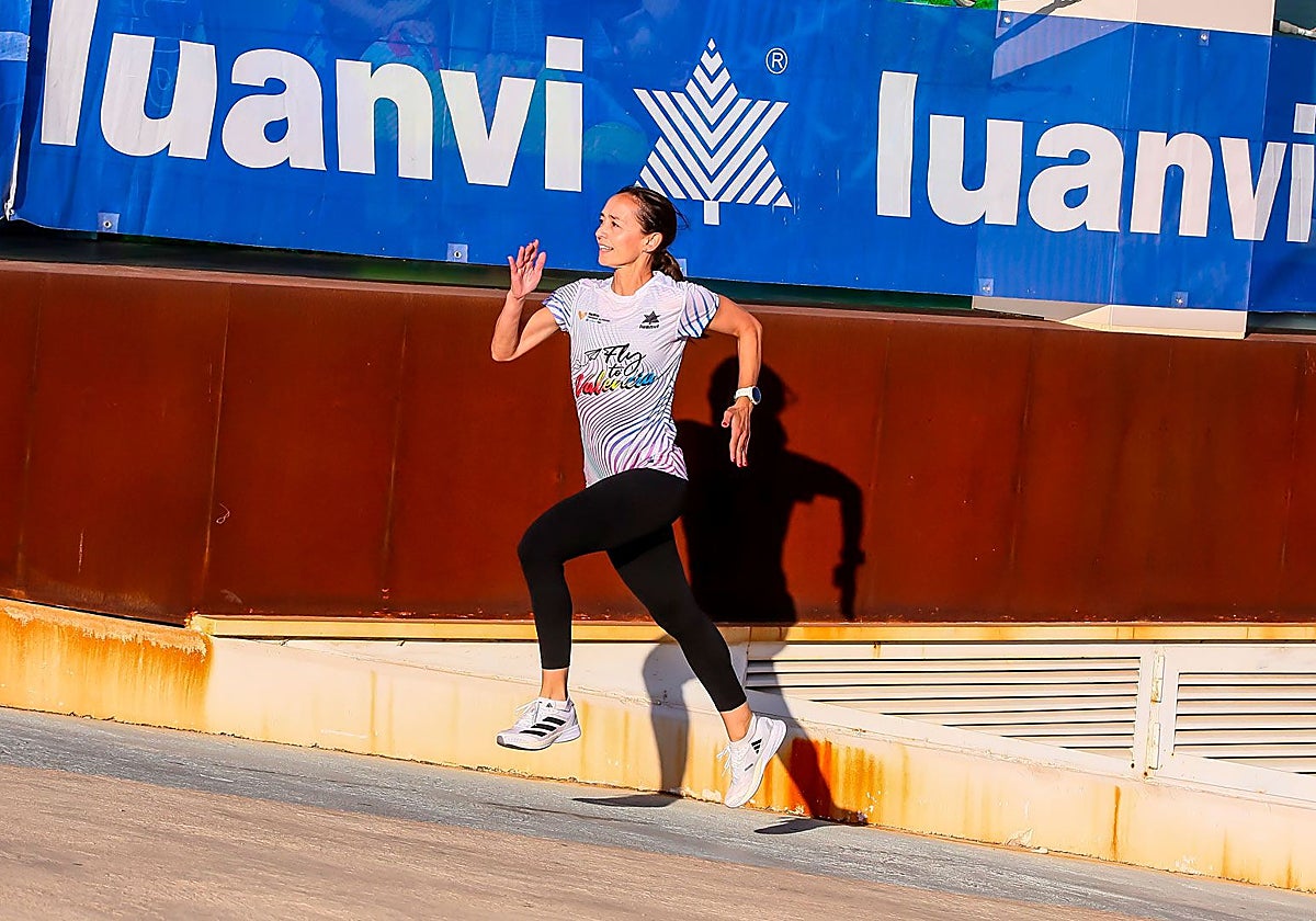 Imagen de archivo de una corredora vestida de Luanvi frente a un cartel de la marca