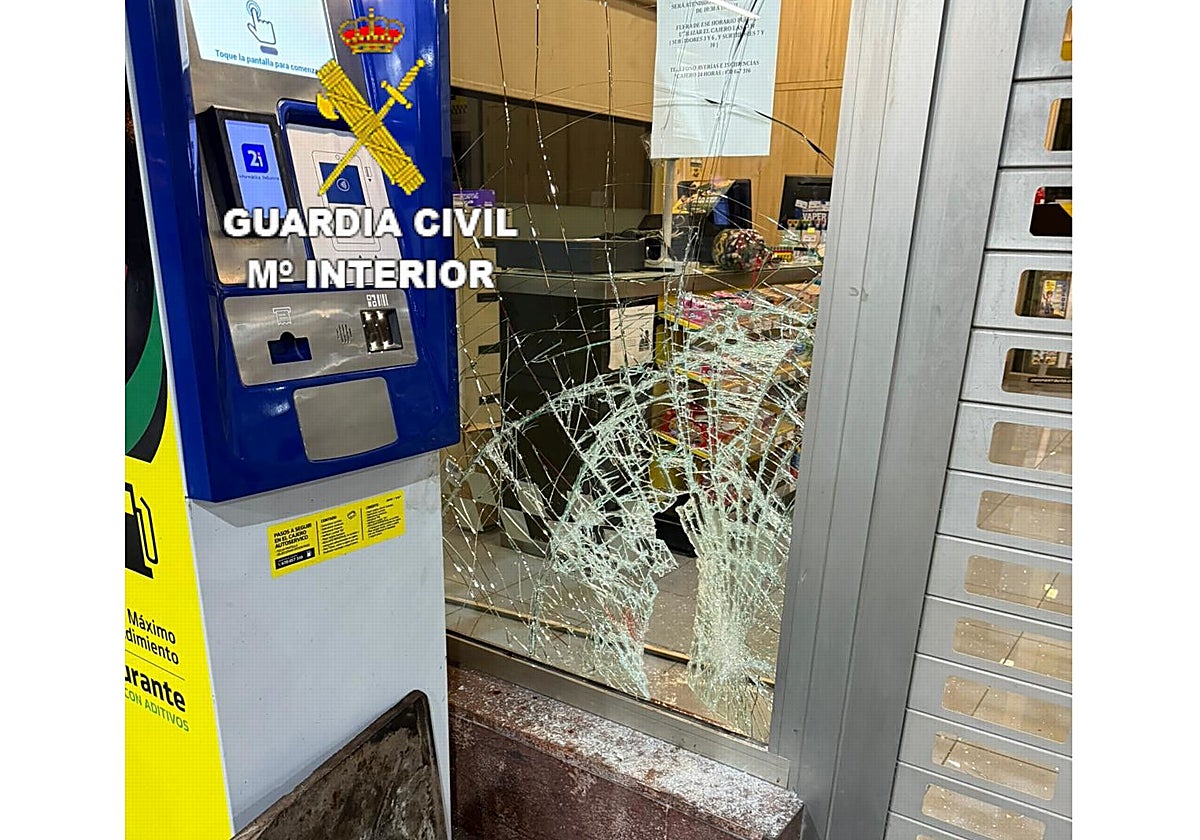 Imagen del cristal forzado de una gasolinera de Onda por el detenido