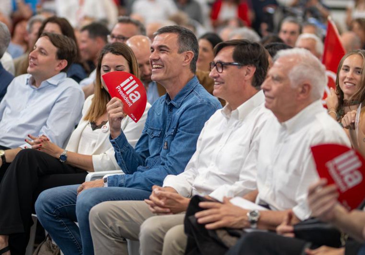 El presidente del Gobierno, Pedro Sánchez, el Alto Representante de la Unión Europea para Política Exterior, Josep Borrell (a la derecha), y el primer secretario del PSC, Salvador Illa en un mitin en Barcelona en 2024