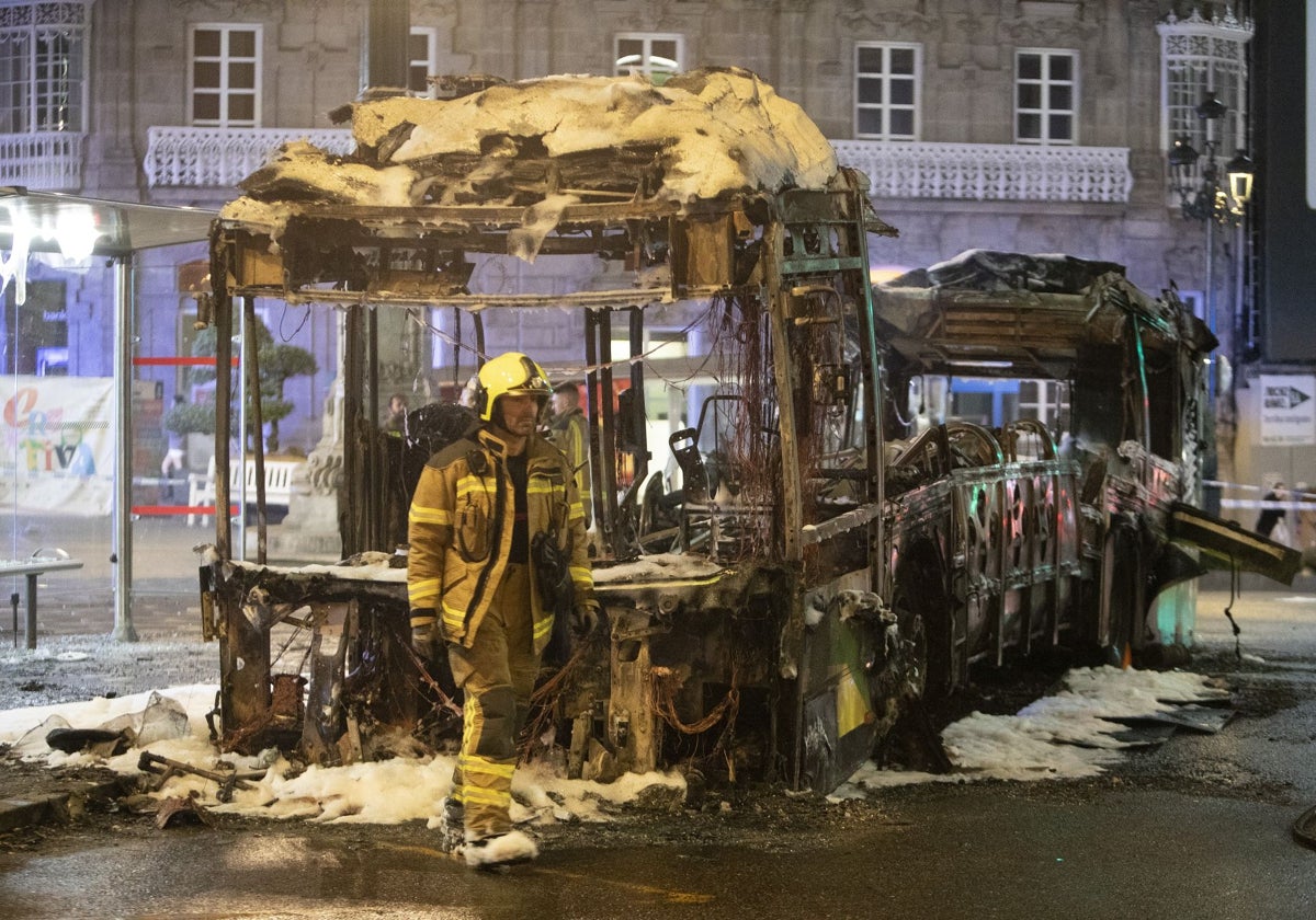 Estado en el que quedó el segundo autocar incendiado por los condenados