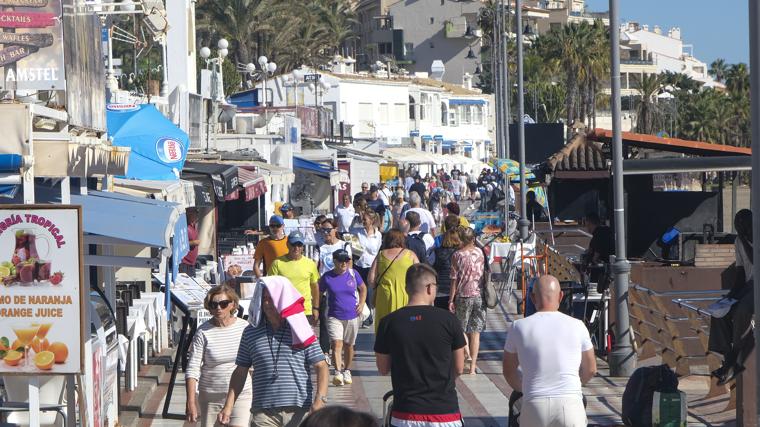 Imagen de archivo del paseo marítimo de Benalmádena