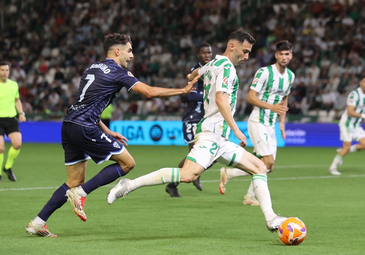 Albarrán supera a un jugador cadista en el enfrentamiento de la pasada liga en El Arcángel