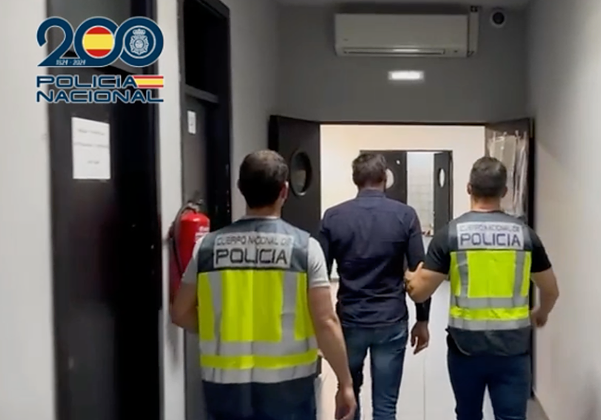 Imagen de un detenido por la Policía nacional en Gran Canaria en foto de archivo