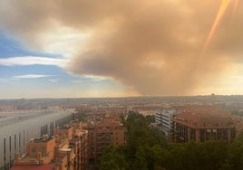 La UME se suma al incendio forestal de Méntrida (Toledo), que obliga a confinar a los vecinos de una urbanización