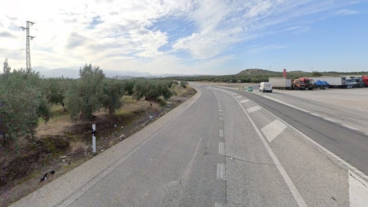 Mueren dos hombres en un accidente de tráfico en Alcaudete tras chocar contra unos olivos